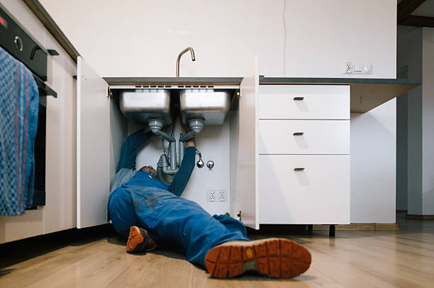 Professional Emergency Plumber technician working in Hagerstown, IN